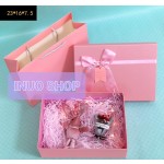 Caja con bolsa para regalo con lazo rosa